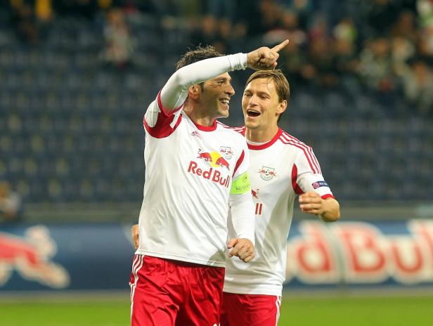 Zwei Fußballspieler von Red Bull jubeln über ein Tor.