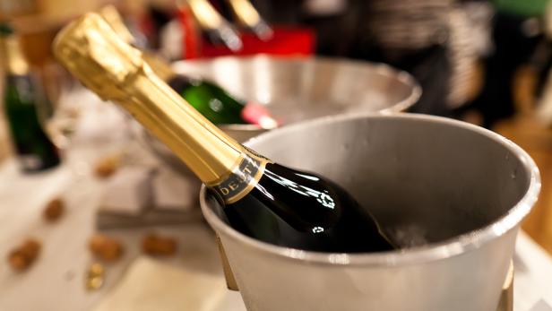 Hoch die Gläser bei der falstaff Champagner Gala 2012