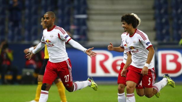 Zwei Fußballspieler von RB Leipzig jubeln auf dem Spielfeld.