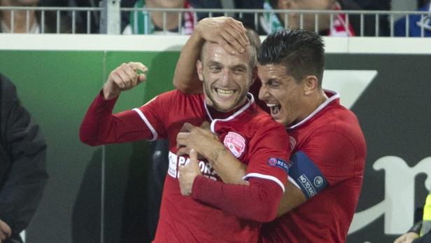 Zwei Fußballspieler des FC Thun feiern gemeinsam ein Tor.