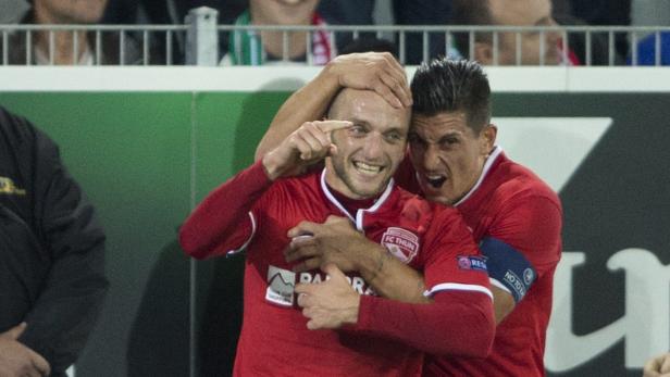 Zwei Fußballspieler des FC Thun feiern ein Tor.