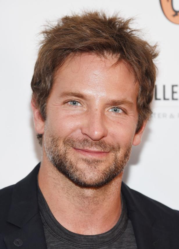 US-ARTHUR-MILLER---ONE-NIGHT-100-YEARS-BENEFIT Porträt von Bradley Cooper mit Bart und blauen Augen.