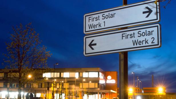 Ein Wegweiser zeigt zu den First Solar Werken 1 und 2.