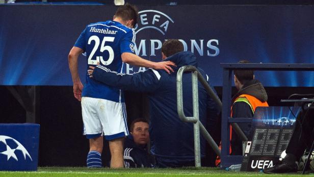 Klaas-Jan Huntelaar (Nr. 25) wird von einem Betreuer auf der Bank getröstet.