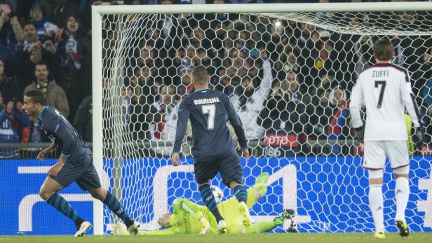 Ein Fußballspieler namens Quaresma erzielt ein Tor, während der Torwart am Boden liegt.