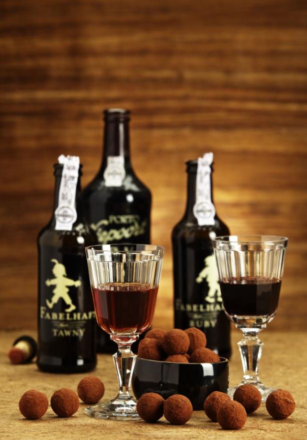 Portwein der Marke Fabelhaft und Schokoladentrüffel auf einem Tisch.