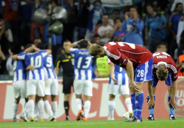Enttäuschte Fußballspieler stehen nach dem Spiel auf dem Rasen.