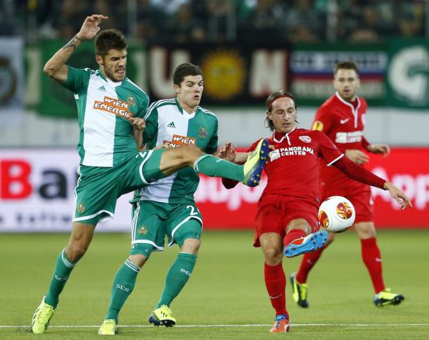 Fußballspieler kämpfen um den Ball während eines Spiels.