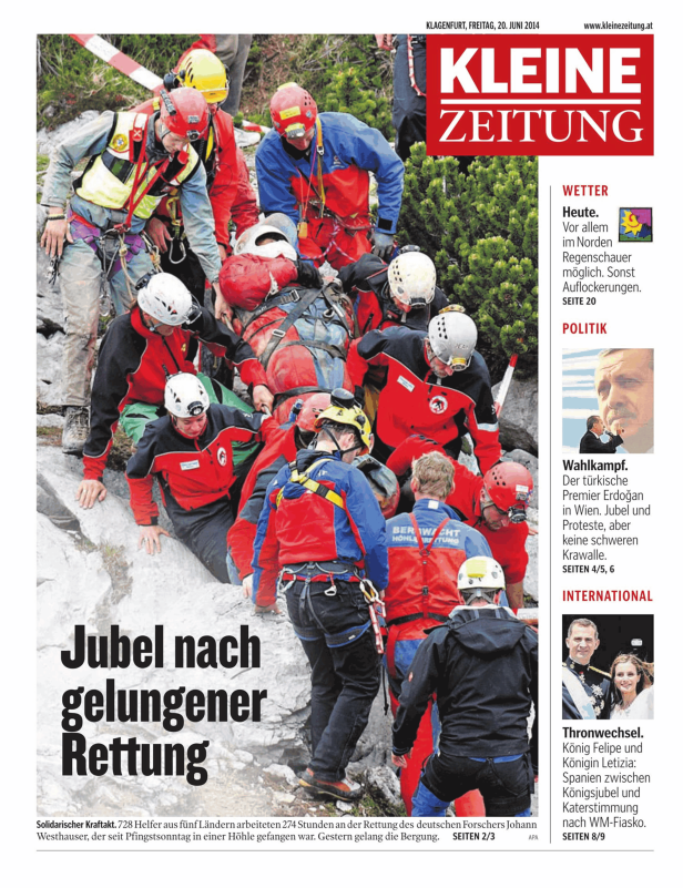 Bergretter tragen Johann Westhauser nach seiner Rettung aus der Riesending-Schachthöhle.