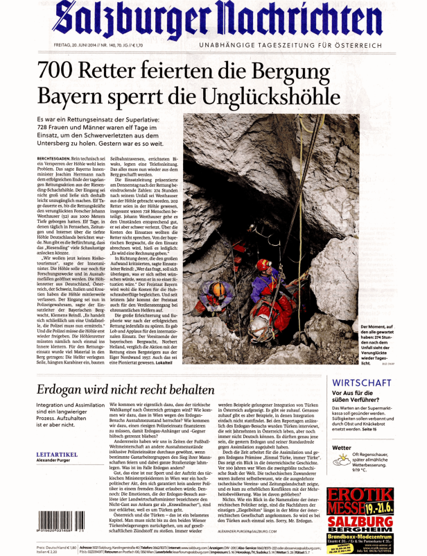 Höhlenretter seilen sich in die Riesending-Schachthöhle ab, um einen Verletzten zu bergen.