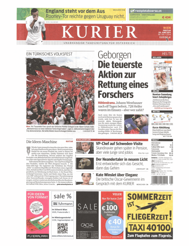 Eine Menschenmenge mit türkischen Flaggen feiert auf einem türkischen Volksfest in Wien.