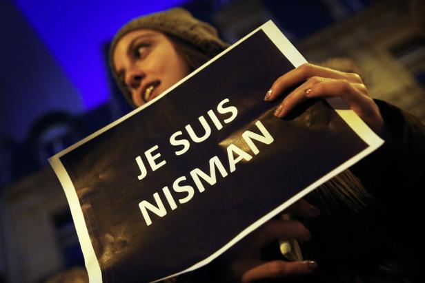 Eine Frau hält ein Schild mit der Aufschrift „Je suis Nisman“.