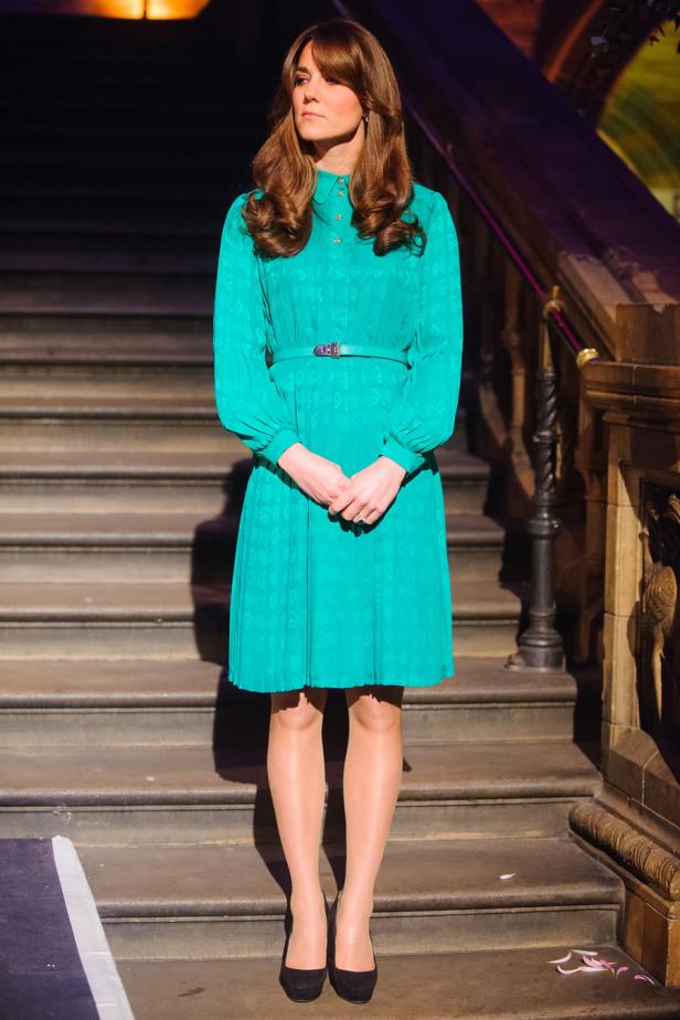 Kate Middleton in einem grünen Kleid auf einer Treppe.