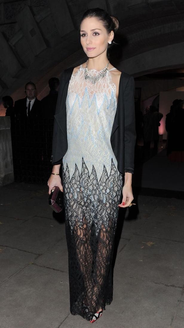 Olivia Palermo in einem langen Spitzenkleid mit Blazer und auffälliger Halskette.