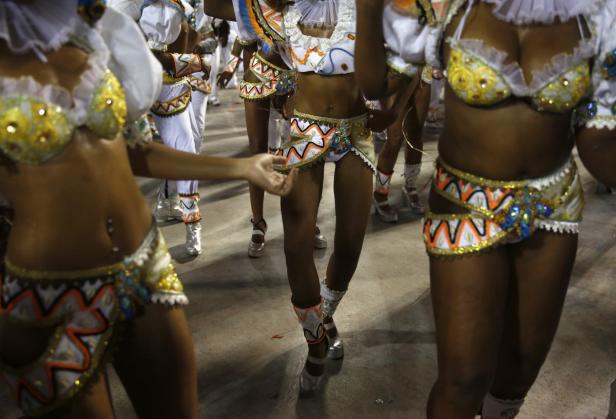 Tänzerinnen in farbenfrohen Kostümen beim Karnevalsumzug in Rio de Janeiro.