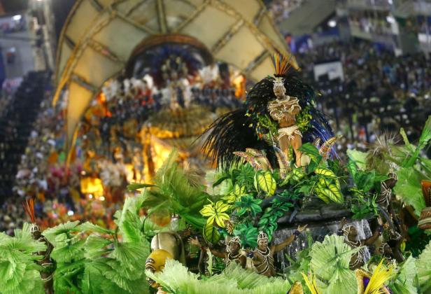 Eine farbenprächtige Parade beim Karneval in Rio de Janeiro.