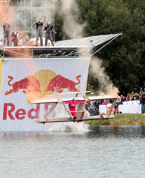 Red Bull Flugtag: "Extrem-Kamikaze-Flug-Griller"