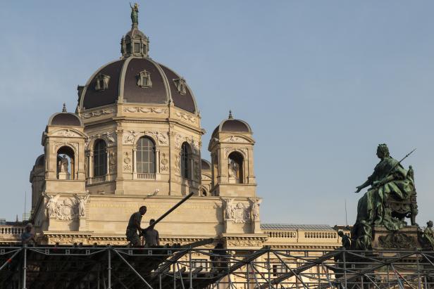 Bauarbeiter arbeiten an einem Gerüst vor dem Kunsthistorischen Museum in Wien.