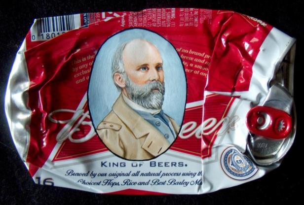 Eine zerdrückte Budweiser-Bierdose mit einem Porträt eines Mannes.