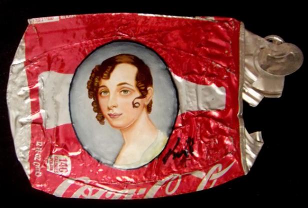 Ein Porträt einer Frau auf einer zerdrückten Coca-Cola-Dose.