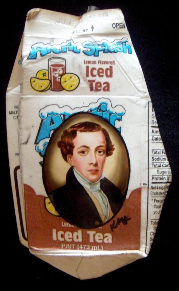 Eine Packung „Arctic Splash“ Eistee mit Zitronengeschmack und einem Porträt in der Mitte.