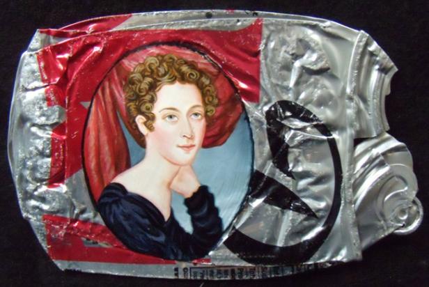 Ein zerdrückte Getränkedose mit einem aufgemalten Porträt einer Frau im Biedermeierstil.