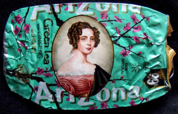 Eine zerdrückte Arizona Eistee-Dose mit einem Porträt einer Frau im Oval.