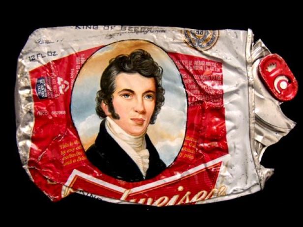 Eine zerdrückte Budweiser-Bierdose mit einem Porträt im Vintage-Stil.