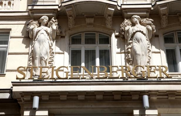 Die Fassade eines Steigenberger Hotels mit Statuen und dem goldenen Schriftzug „Steigenberger“.