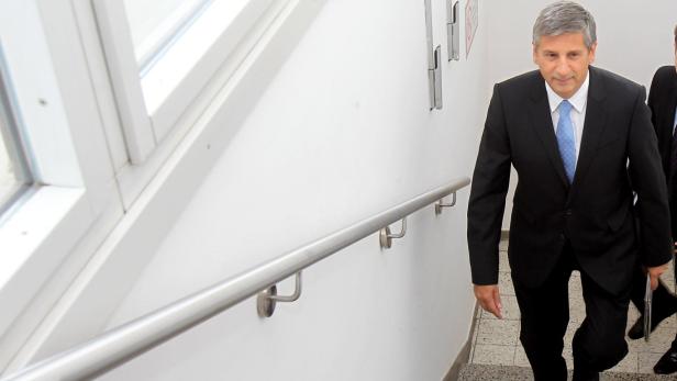 Ein Mann im Anzug geht eine Treppe hinauf.