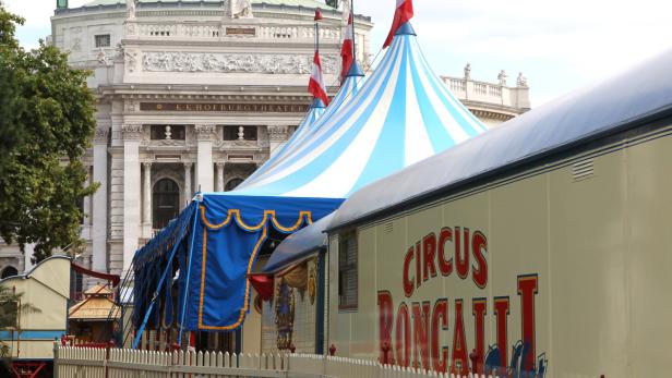 Das Zirkuszelt von Circus Roncalli vor dem Burgtheater in Wien.