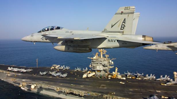 Ein Kampfjet der US Navy startet von einem Flugzeugträger.