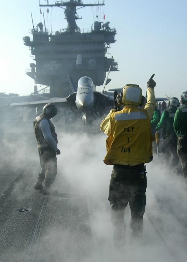 Flugzeugwartungspersonal auf dem Flugdeck des Flugzeugträgers USS Enterprise (CVN-65).