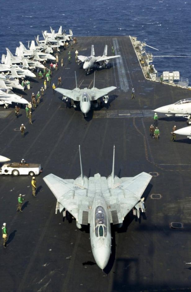 Mehrere F-14 Tomcat-Kampfflugzeuge auf dem Flugdeck eines Flugzeugträgers.