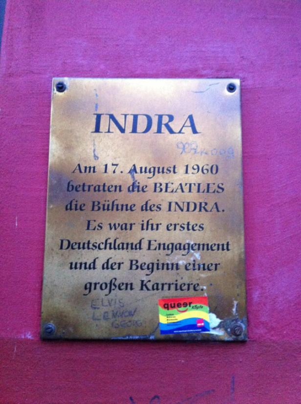 Eine Gedenktafel erinnert daran, dass die Beatles am 17. August 1960 die Bühne des Indra betraten.