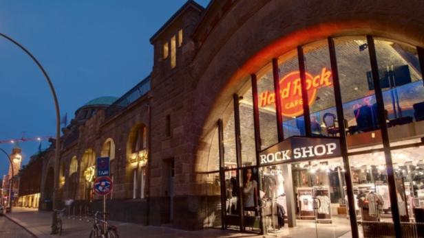 Das Hard Rock Cafe und der Rock Shop in Hamburg bei Dämmerung.