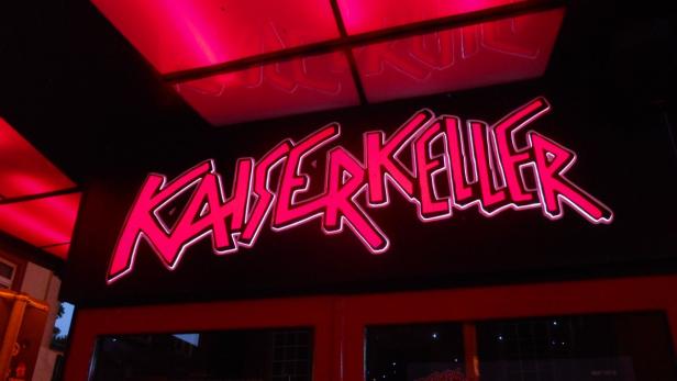 Das rot beleuchtete Schild des „Kaiser Keller“ in Hamburg leuchtet im Dunkeln.