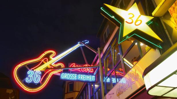 Neonreklamen mit einer Gitarre, einem Stern und der Aufschrift „Grosse Freiheit 36“ in Hamburg.