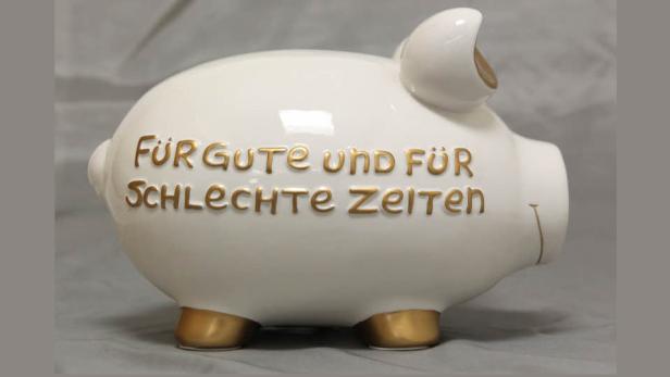Ein weißes Sparschwein mit der Aufschrift „Für gute und für schlechte Zeiten“.