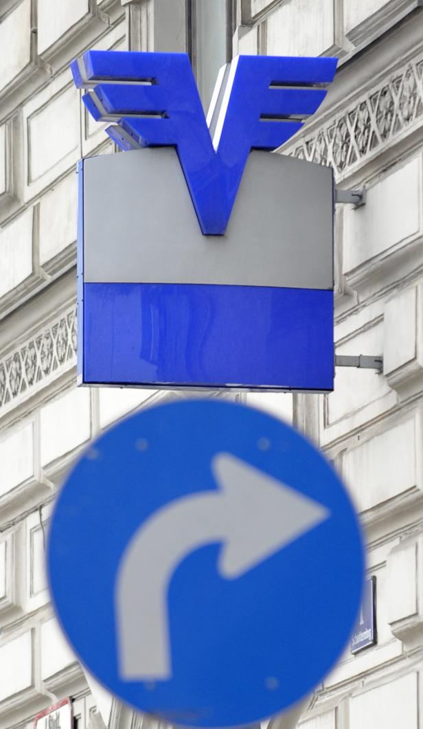 Das blaue Logo der Wiener Verkehrsbetriebe und ein blaues Verkehrsschild mit Pfeil.