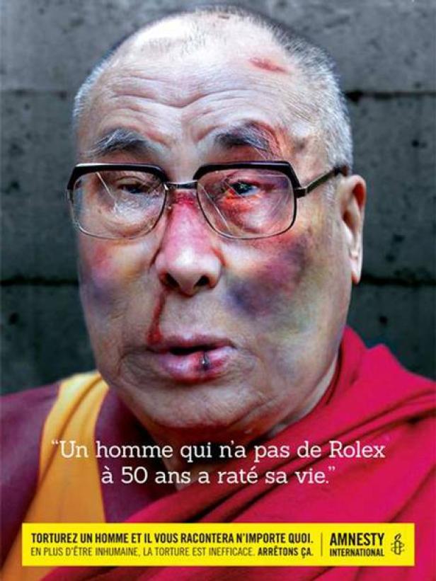 Das Foto zeigt einen verletzten Dalai Lama als Teil einer Amnesty International Kampagne gegen Folter.