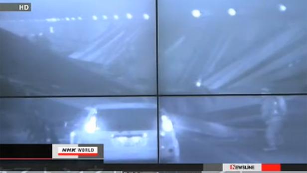Rettungsmannschaften suchen im Tunnel nach Überlebenden Ein Auto fährt durch einen nebligen Tunnel.