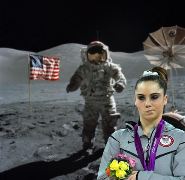 McKayla Maroney mit einer Medaille vor einer Mondlandschaft mit Astronaut und US-amerikanischer Flagge.