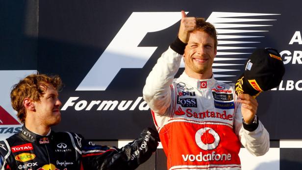 Jenson Button feiert seinen Sieg beim Großen Preis von Australien 2012 mit Sebastian Vettel.