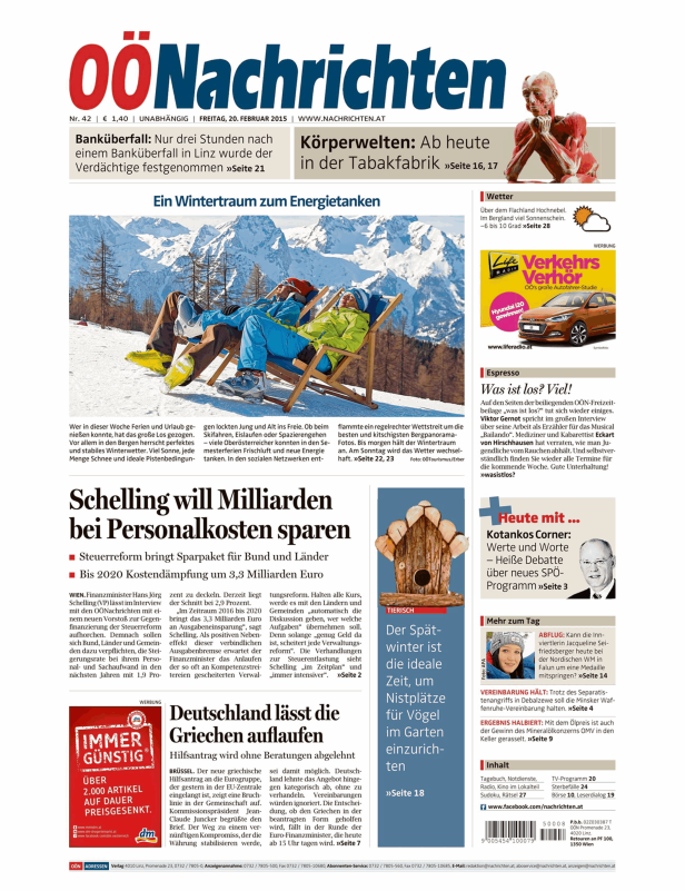Zwei Personen entspannen in Liegestühlen vor einer verschneiten Berglandschaft.