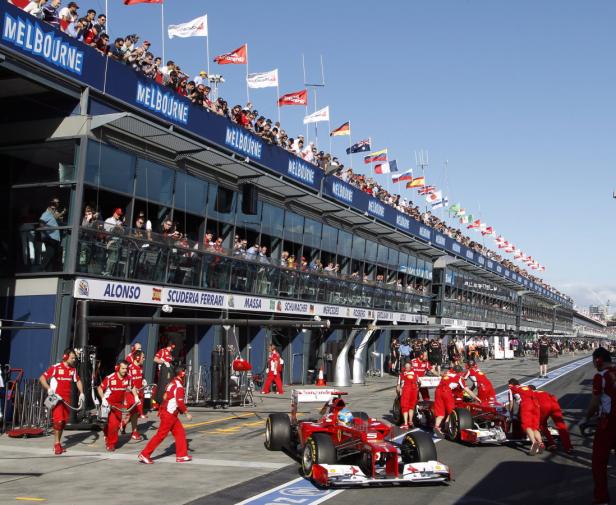 Boxenstopp für zwei Ferrari-Rennwagen in Melbourne.