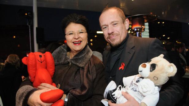 Eine Frau und ein Mann halten jeweils einen Teddybären in den Händen.