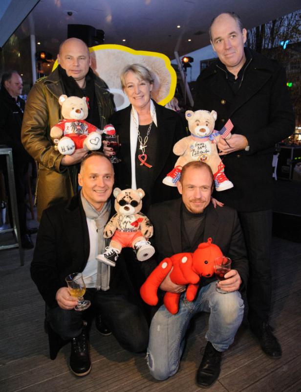 Eine Gruppe von Personen posiert mit Teddybären für ein Foto.