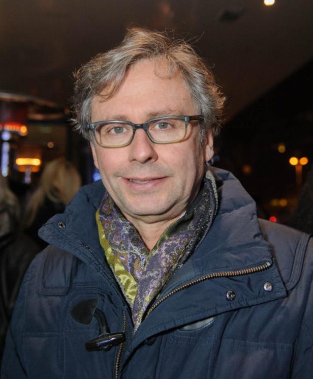 Ein Mann mit Brille und Winterjacke blickt in die Kamera.