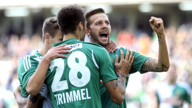 Fußballspieler jubeln gemeinsam über einen Sieg.